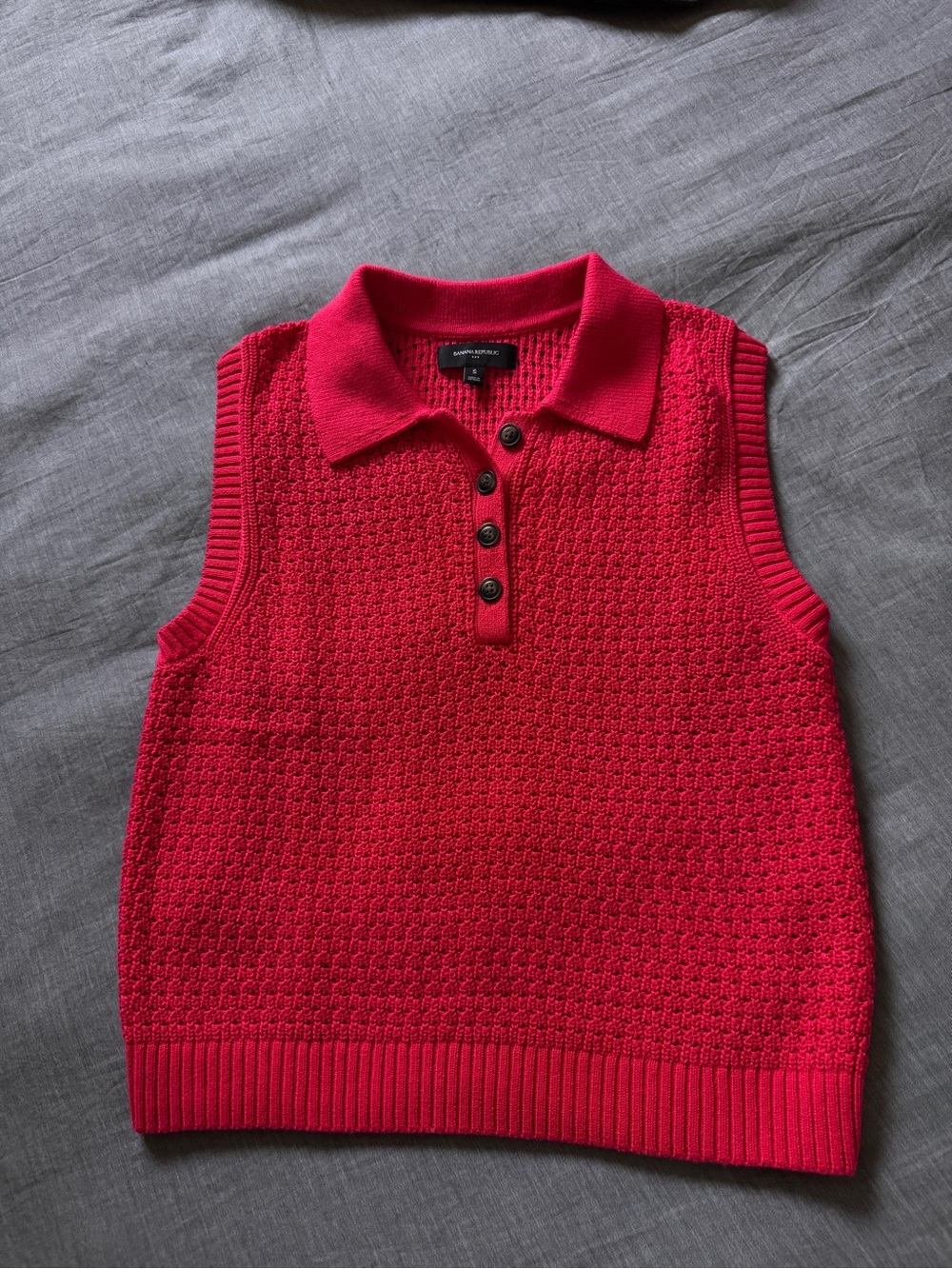Banana Republic Textured Sleeveless 1/4 Button up Polo Sweater - Bright Red